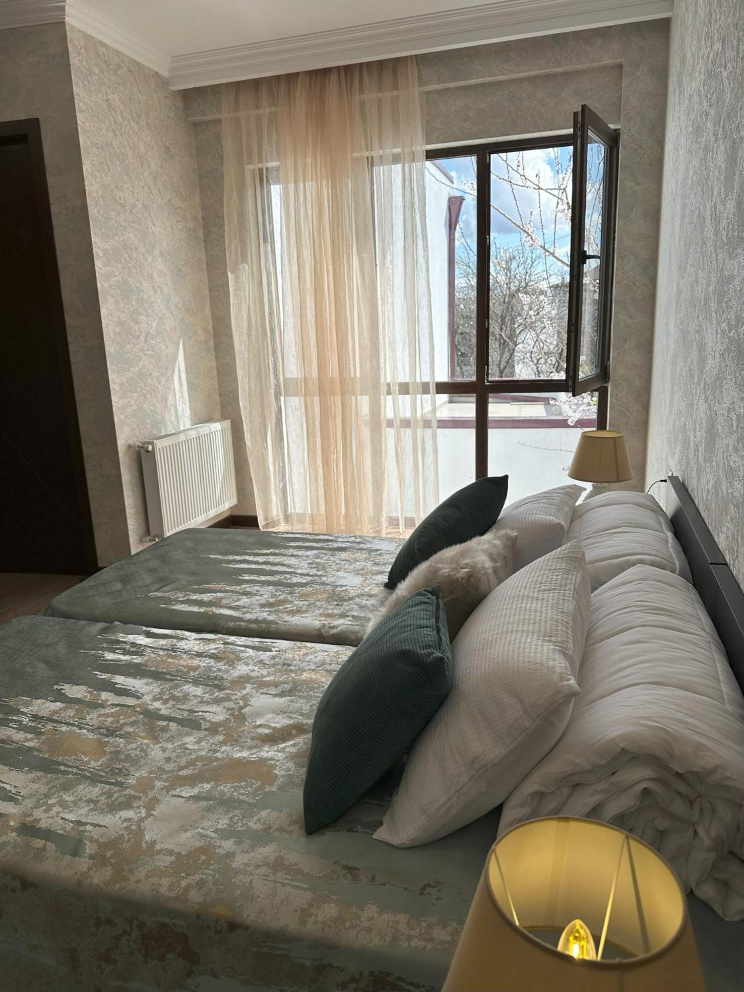 Three Palms Guest House 트빌리시 외부 사진