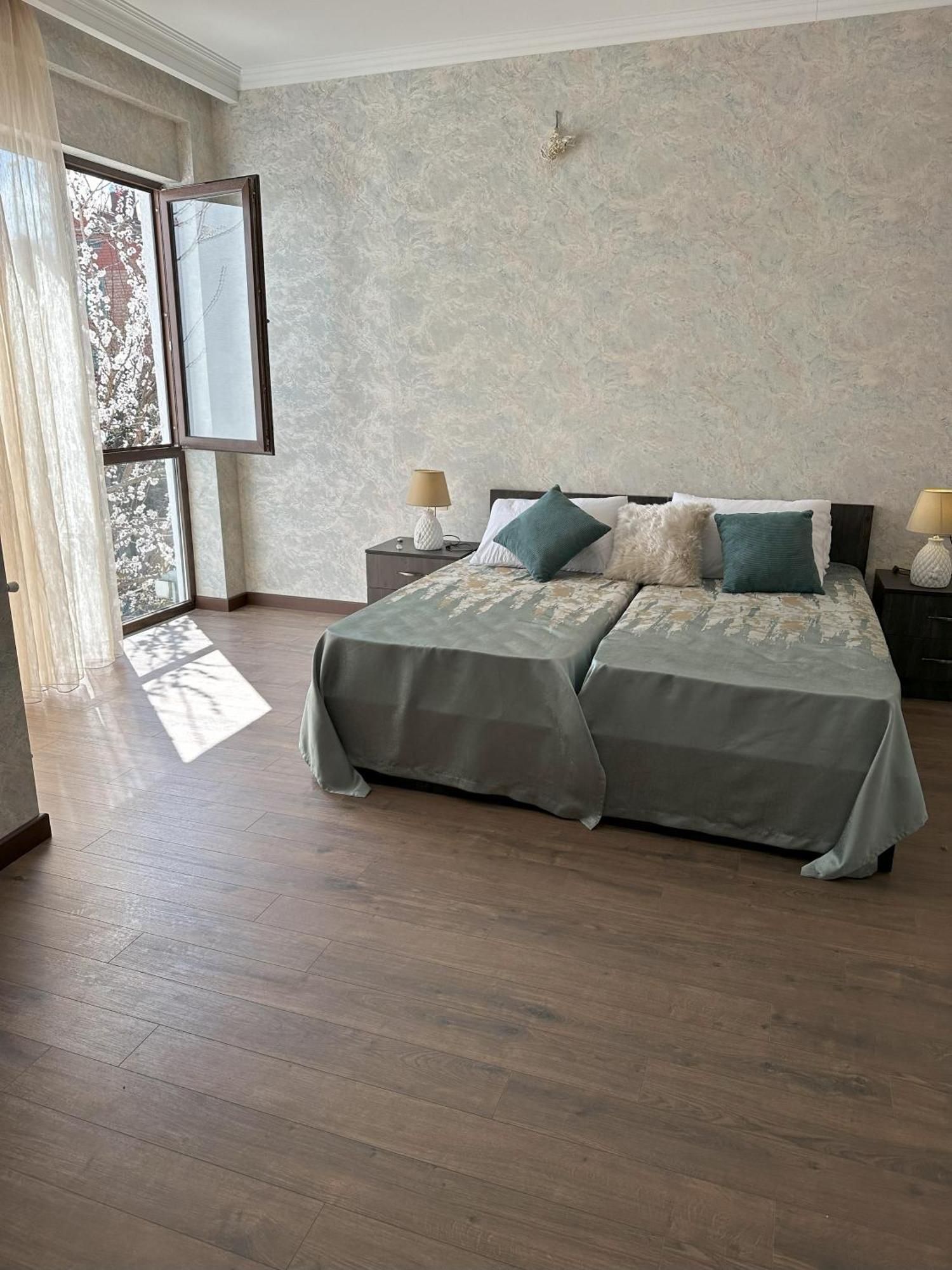 Three Palms Guest House 트빌리시 외부 사진